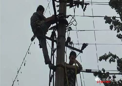 8月8日下午，邯臨路與高鐵橋交匯處北行200米燕莊村一名電工被困在電線桿上，急需救援。接到報(bào)警的邯鄲消防華澤路中隊(duì)立即趕赴現(xiàn)場(chǎng)，消防官兵到達(dá)現(xiàn)場(chǎng)后，經(jīng)了解得知，該男子是一名電工，在電線桿上作業(yè)時(shí)不慎被電擊傷，意識(shí)清醒，但其右腿和右臂無法用力，導(dǎo)致無法從電線桿上下來。消防官兵經(jīng)過半個(gè)小時(shí)的緊張營(yíng)救，最終將被困男子成功救下，并由現(xiàn)場(chǎng)120醫(yī)務(wù)人員送往醫(yī)院進(jìn)行救治。