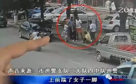 8月5日，市巡警支隊(duì)二大隊(duì)四中隊(duì)巡警在水廠路上巡邏時(shí)，突然一名神色慌張的男子攔下了警車，男子向巡警說他的愛人被打了。巡警立即查看情況，發(fā)現(xiàn)一名約30歲的女子手捂腹部倒在便道上，巡警立即撥打了110和120。經(jīng)了解得知，受傷女子于某某已懷有兩個(gè)月身孕，于某某的丈夫與男子有經(jīng)濟(jì)糾紛，當(dāng)天男子找于某某的丈夫要錢，結(jié)果起了爭(zhēng)執(zhí)。巡警從醫(yī)院了解到于某某不幸流產(chǎn)。