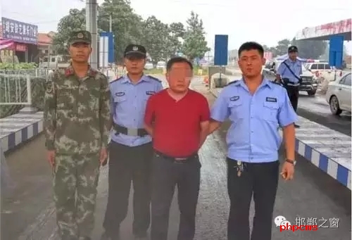 8月8日13時(shí)許，邯鄲大名李茂堤警務(wù)站民警，在一輛南樂開往龍王廟的公共汽車上，查獲一名無身份證男子。該男子自稱是龍王廟鎮(zhèn)人，在民警詢問下又改口稱是孫甘店鄉(xiāng)人，閃爍其詞、神色慌張。經(jīng)調(diào)查該男子叫朱某。于7月7日，在大名縣人民法院判決的一起民間借貸糾紛案中，犯罪嫌疑人朱某拒不履行法院判決。7月13日，大名縣公安局依法將該朱上網(wǎng)追逃。
