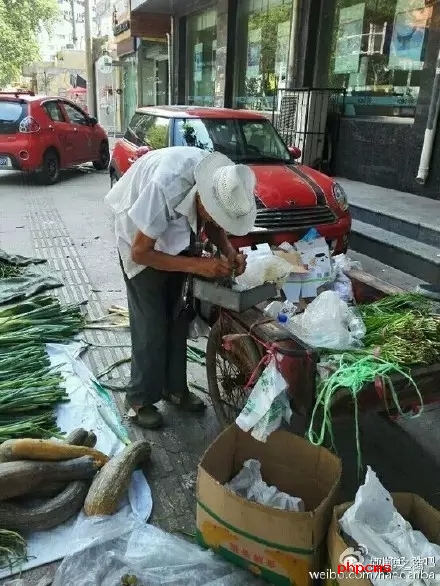 網(wǎng)友爆料：八十三歲，本該在家頤養(yǎng)天年，然而在光明大街水院路口卻有一位爺爺在酷暑烈日當(dāng)下賣菜和葡萄，如果有住在附近的小伙伴們，如果你正好想買菜，買葡萄，不妨去看看。