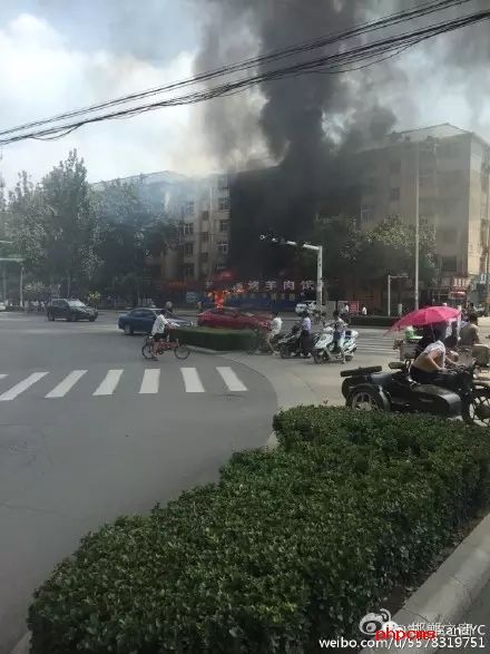網(wǎng)友爆料：8月11日，邯鄲中華南大街和學(xué)院北路交叉口東南角，一飯店起火，消防官兵接警后緊急救援，目前起火原因不明。大家一定要注意用電用煤氣安全。