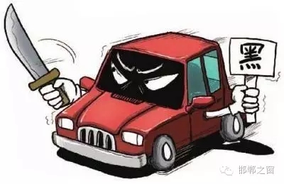 8月3日上午，公交分局接群眾報(bào)警稱，在汽車西站搭乘一輛白色奧拓(黑出租車)時(shí)，被該車司機(jī)持刀搶劫2600元。公交分局迅速組織警力現(xiàn)場(chǎng)勘查、走訪調(diào)查、調(diào)取天網(wǎng)監(jiān)控視頻、尋找嫌疑人蹤跡，經(jīng)大量工作，于次日凌晨6時(shí)許，辦案民警在復(fù)興區(qū)大乘寺附近發(fā)現(xiàn)嫌疑人的活動(dòng)蹤跡。經(jīng)縝密布控，辦案民警在火車站一舉將犯罪嫌疑人張某某抓獲，犯罪嫌疑人張某某對(duì)持刀搶劫乘客的犯罪事實(shí)供認(rèn)不諱。