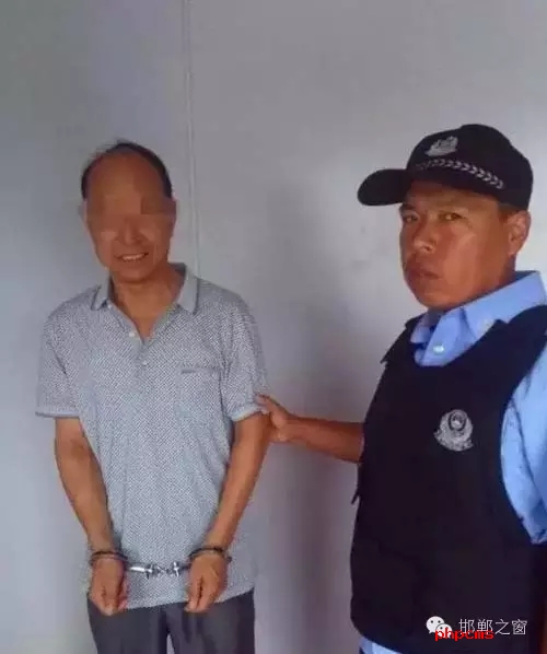 8月9日6時(shí)許，邯鄲大名鋪上高速口檢查站執(zhí)勤民警對(duì)一輛白色捷達(dá)車進(jìn)行安檢時(shí)，車上一名男乘客自稱忘帶身份證，民警遂讓該男子提供其身份證號(hào)。經(jīng)核查，該男子為許某良，系涉嫌保險(xiǎn)詐騙網(wǎng)上逃犯。該許于5月31日，騙取國(guó)家養(yǎng)老保險(xiǎn)金12萬(wàn)余元，被魏縣公安局網(wǎng)上追逃。