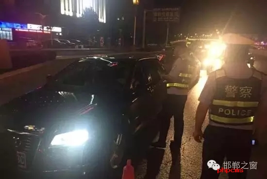 為保證奧運(yùn)期間有一個(gè)良好的道路交通環(huán)境，針對(duì)疲勞駕駛、酒后駕駛等違法行為，邯鄲交警六大隊(duì)組織開展集中整治酒駕、醉駕專項(xiàng)行動(dòng)。8月10日，交警六大隊(duì)出動(dòng)警力130余名，出動(dòng)警車15輛，設(shè)置執(zhí)勤卡點(diǎn)17處，從20時(shí)起至23時(shí)，在大隊(duì)轄區(qū)內(nèi)查獲了18個(gè)“酒鬼”以及涉牌涉證違法行為21起。當(dāng)晚，在中華大街水廠路口，有一輛車為了逃避檢查，還試圖倒車逃跑。