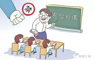 8月10日，記者接到家長(zhǎng)舉報(bào)，稱邯鄲市七色光水文小學(xué)未開學(xué)，卻接到了學(xué)校補(bǔ)課通知。記者聯(lián)系了校方，該校負(fù)責(zé)人表示將立即停止補(bǔ)課，并將收取的費(fèi)用退還家長(zhǎng)。