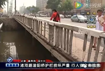 最近住在渚河路滏陽(yáng)橋附近的居民們反映，說(shuō)滏陽(yáng)橋護(hù)欄破損嚴(yán)重，每次從橋上通過(guò)時(shí)，都提心吊膽，附近居民為了安全，用繩子簡(jiǎn)單的進(jìn)行圍擋。