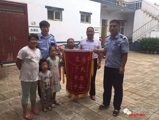 8月份，雞澤縣局店上派出所在開展入戶訪查工作中了解到，2011年，浮東三村村民孟某與外地女子唐某（云南省昭通市人）結(jié)婚，戶口沒有遷移，因是二婚，妻子唐某帶有的三個(gè)孩子也跟隨孟某生活，三個(gè)孩子均沒有戶口。不幸的是，其妻子唐某在2015年年底因車禍死亡，三個(gè)孩子無法取得醫(yī)學(xué)證明，就一直未能申報(bào)戶口。民警在獲悉此情況后，主動(dòng)上門對(duì)這3個(gè)無戶口孩子進(jìn)行入戶調(diào)查，經(jīng)過一周的緊張工作，雞澤縣局店上派出所會(huì)同縣局戶政股為這3個(gè)孩子解決了戶口問題，最終將3個(gè)孩子的戶口頁交到孟某手中。
