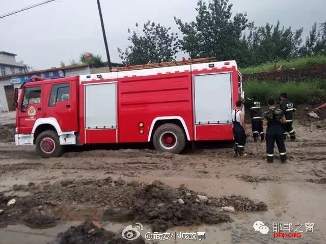 網(wǎng)友爆料：邯鄲武安永峰路康二城鎮(zhèn)南新莊路段，修路把以前路基挖了不修了，都倆個(gè)月了， 今天消防車急需救火陷如泥中出不來， 責(zé)任誰來擔(dān)？ 