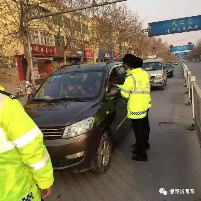 我市交警為營造安全、有序的道路交通環(huán)境，自2月26日0時(shí)起，啟動(dòng)了106國道李茂堤警務(wù)站、107國道漳河警務(wù)站、309國道椿樹嶺警務(wù)站、213省道索堡警務(wù)站、212省道柳園警務(wù)站、青蘭高速邯鄲東口警務(wù)站、青蘭高速邯鄲西口警務(wù)站、京港澳高速邯鄲南口警務(wù)站、京港澳高速邯鄲北口警務(wù)站。
