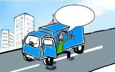 2月27日凌晨，邯鄲市一名男子套用其表哥A2駕駛證信息駕駛大貨車進(jìn)入市區(qū)，沒成想因?yàn)樽旖堑囊活w痣被交警看出破綻，不僅被公安機(jī)關(guān)依法行政拘留了15天，而且被罰款1500元。在事實(shí)面前，駕駛?cè)瞬坏貌怀姓J(rèn)自己無證，試圖用表哥的駕駛證蒙混過關(guān)。